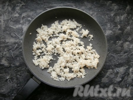 Рис обжарить на разогретом оливковом масле. Обжаривать рис нужно на среднем огне, перемешивая, до слегка золотистого цвета.