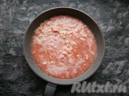 Далее в сковороду с рисом вылить получившийся томатный соус и оставшуюся воду.
