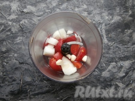 В чашу блендера поместить помидоры, чеснок, репчатый лук, влить 130 мл воды.
