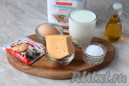 Подготовьте ингредиенты для приготовления сырных панкейков. 