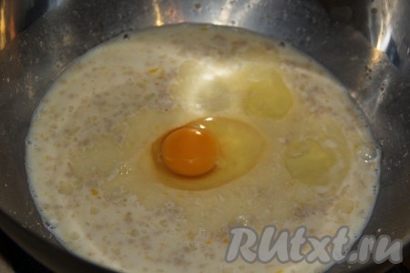 По прошествии 15 минут добавить к опаре яйца и слегка перемешать венчиком.
