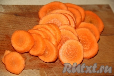 Морковь почистить и нарезать кружочками.
