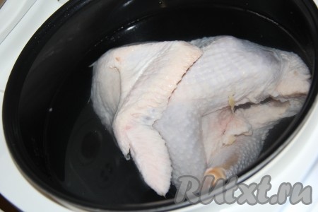 В рецепте можно использовать уже готовое отварное мясо курицы или сварить его специально для паштета. Курицу вымыть, выложить в кастрюлю и залить водой. Варить куриное мясо до готовности. В зависимости от вида мяса вам может понадобиться от 40 минут (если варим филе бройлера) до 2 часа (если варим суповую курицу). Готовую курочку слегка остудить. Из бульона можно приготовить суп, оставив пару столовых ложек бульона для добавления в паштет.
