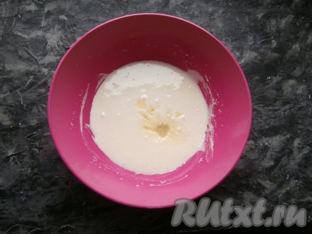 Взбить яйца с сахаром и солью миксером до полного растворения сахара (взбивать около 4-5 минут), затем добавить масляную смесь.