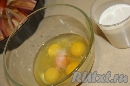 Для приготовления заливки в миску разбить яйца, сюда же влить молоко, добавить соль и тщательно перемешать венчиком (или вилкой). Заливка должна получиться однородной.
