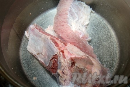Мясо промыть, залить водой и поставить вариться.