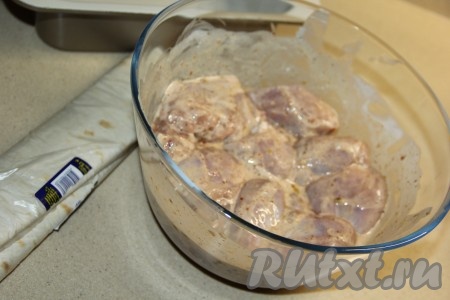 Для запекания куриных ножек по этому рецепту можно использовать тонкий армянский лаваш или пшеничный ролл.
