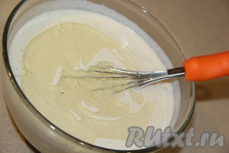 Заварное блинное тесто на кефире получится не густым, ровным и красивым. Оставить тесто на 15 минут. Затем влить растительное масло и хорошо перемешать блинное тесто.
