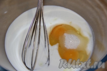 В миске соединить кефир, сахар, яйца и соль, перемешать венчиком.
