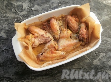 Запекать куриные крылья, замаринованные в майонезе, в разогретой до 180 градусов духовке около 40-50 минут.
