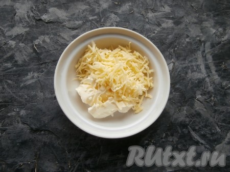 К размягчённому маслу добавить натёртый на средней тёрке сыр. 