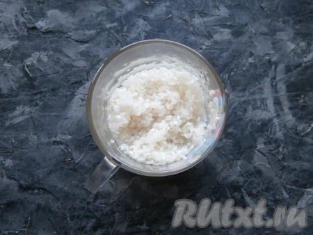 Рис хорошо промыть несколько раз чистой водой, дать лишней воде стечь.
