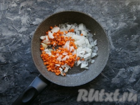 Очищенную луковицу нарезать маленькими кусочками, очищенную морковку - маленькими кубиками, поместить овощи в сковороду, хорошо разогретую с 2 столовыми ложками растительного масла.
