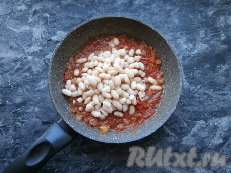 Добавить в томатный соус отваренную фасоль (или консервированную фасоль, предварительно слив с неё жидкость).
