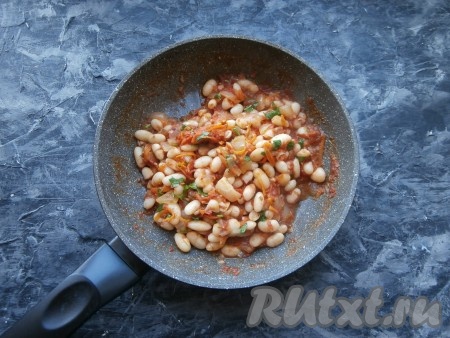 Протушить фасоль в томатном соусе несколько минут на небольшом огне под крышкой (достаточно 3-4 минуты).
