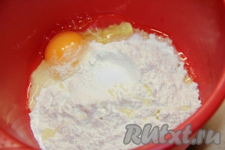 Прежде всего замесим тесто, для этого нужно в миске соединить муку, соль и яйцо, перемешать.