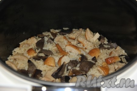 Рис получается пропитанным куриным соком и ароматом грибов.
