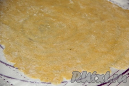 Готовое тесто для лапши очень тонко раскатать скалкой на припылённой мукой поверхности.
