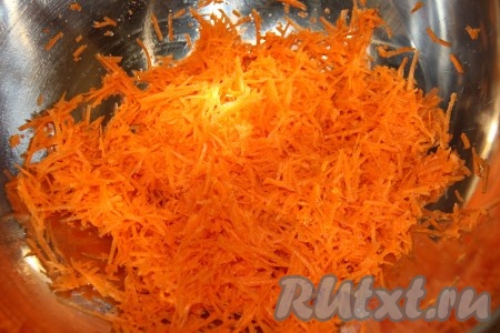 Морковь почистить и натереть на мелкой тёрке (для замешивания теста понадобится 200 грамм натёртой морковки).
