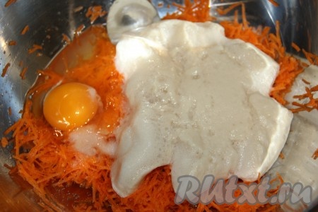 К натёртой моркови добавить соль, яйцо и опару.
