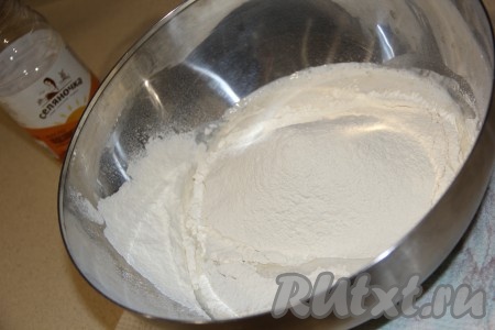 В глубокую миску просеять 500 грамм муки, добавить соль, влить опару, перемешать тесто ложкой.
