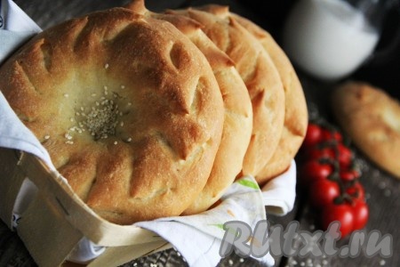 Готовые таджикские лепёшки достать из духовки, прикрыть полотенцем и оставить на 15 минут отдохнуть. Подать очень вкусную кульчу в тёплом виде.
