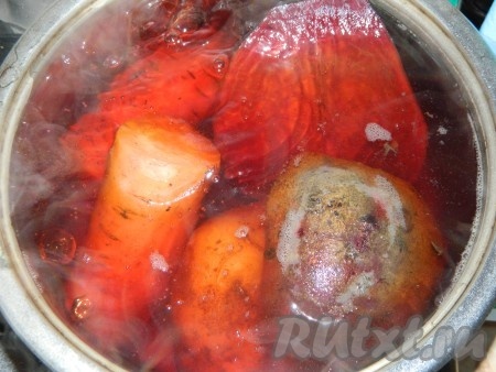 Свеклу, картошку и морковь тщательно моем (кожуру не снимаем), заливаем водой и ставим вариться до готовности. Сваренные овощи чистим и даём им остыть.