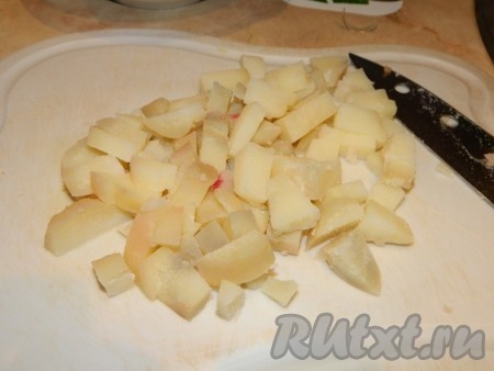 Вареную картошку нарезаем, по возможности, кубиками.