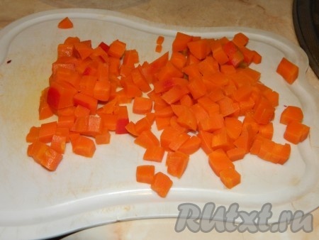 Морковь режем кубиками.