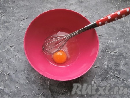 Яйцо разбить в миску, добавить 1 столовую ложку подсолнечного масла, щепотку соли, сахар, влить уксус.
