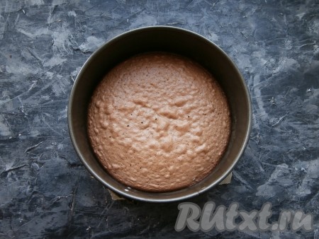 Испечь бисквит при температуре 180 градусов, в предварительно разогретой духовке, в течение 25-30 минут (готовность тоже проверить сухой шпажкой).
