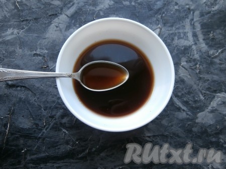 Залить крутым кипятком, добавить сахар, перемешать. Накрыть чашку крышкой и дать кофе настояться в течение 15 минут. После этого кофе процедить через марлю (или мелкое сито), влить в кофе ложечку коньяка и полностью остудить.
