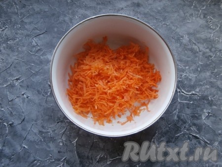 Если изюм сухой, его нужно залить кипятком на 10-15 минут, а затем, достав из воды, обсушить. Если изюм не сухой, тогда просто промойте его водой и обсушите. Морковку очистить и натереть на средней тёрке (потребуется, примерно, 150-160 грамм натёртой морковки).

