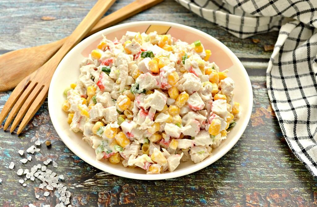 Крабовый салат с огурцом, рисом и кукурузой: рецепт с крабовыми палочками и майонезом - the Вкусно