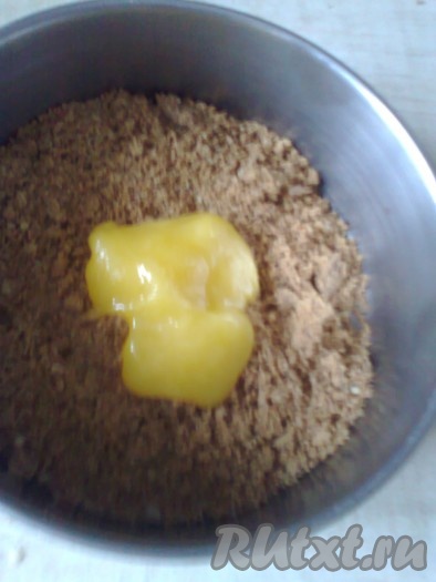К семечкам, измельчённым до кашеобразной массы, добавить мёд.
