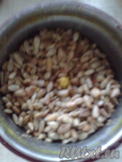 Дать обжаренным семечкам остыть, а затем измельчить их в кофемолке (или блендере) маленькими порциями (по 3 столовых ложки за один раз)
