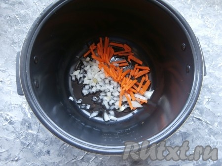 Морковь и лук очистить. 2 столовые ложки масла влить в чашу мультиварки, выложить морковку, нарезанную соломкой (или кубиками), и мелко нарезанный репчатый лук.