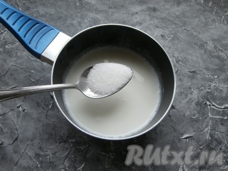 Довести молоко до кипения на небольшом огне, всыпать соль, ванильный сахар и обычный сахар.