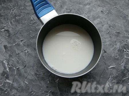Молоко налить в ковшик (или в небольшую кастрюльку).
