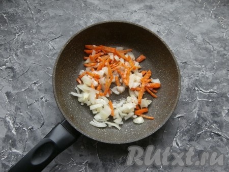 Лук, чеснок, морковь очистить, из перца удалить плодоножку с семенами. Красную чечевицу хорошо промыть. Лук нарезать небольшими кусочками, морковку - соломкой, выложить нарезанные овощи в разогретую сковороду с растительным маслом.
