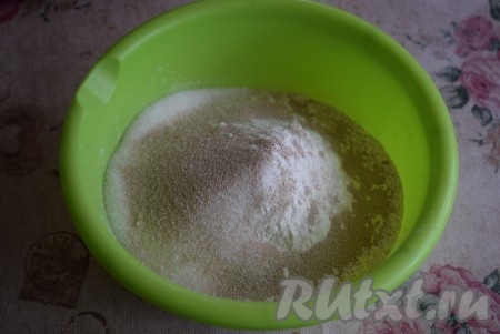 Для приготовления теста в глубокую миску насыпаем муку, соль, сахар и дрожжи, перемешиваем мучную смесь ложкой.
