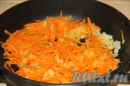 Когда лук станет золотистым, добавить к нему натёртую морковь, перемешать и обжаривать овощи, иногда помешивая, минут 10 (до мягкости), затем снять с огня и слегка остудить.

