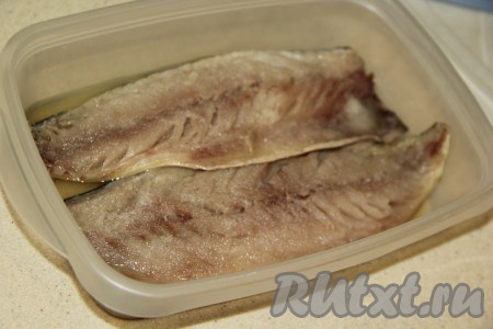 Закрыть лоток крышкой и поставить в холодильник на 1 сутки. Рыбка выделит жидкость. 