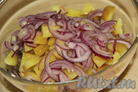 Луковицу (я взяла красный лук, но можно взять и белый) нарезать полукольцами и добавить в салат.

