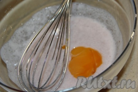 В достаточно объёмную миску влить кефир, всыпать 50 грамм сахара и разрыхлитель, перемешать венчиком и оставить на 3-5 минут, чтобы сахар растворился. Затем добавить яйцо и перемешать венчиком.
