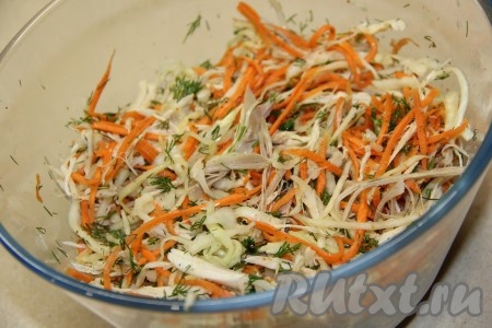 Перемешать курицу, укроп, корейскую морковку, капусту.
