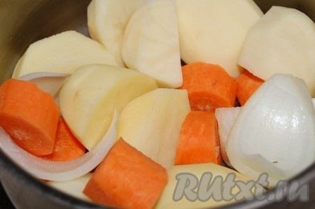 Подготовить овощи. Почистить и вымыть картофель, морковь, лук.
