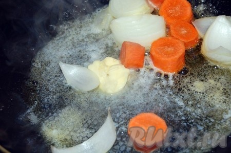 Морковь и лук крупно нарезать и  слегка обжарить на сливочном масле.