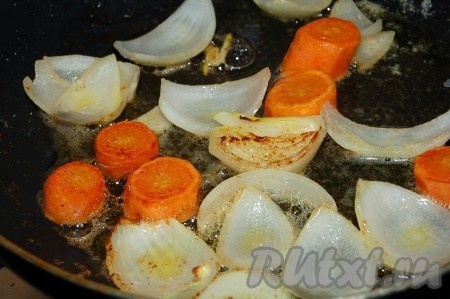 Томить морковь и лук на сковороде, все время помешивая и не давая сильно зарумяниться.