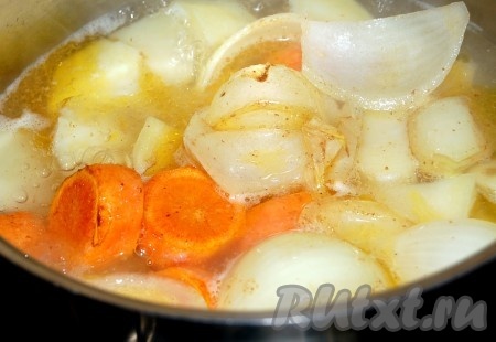Затем отправить лук и морковь вариться  в кастрюлю с картошкой.